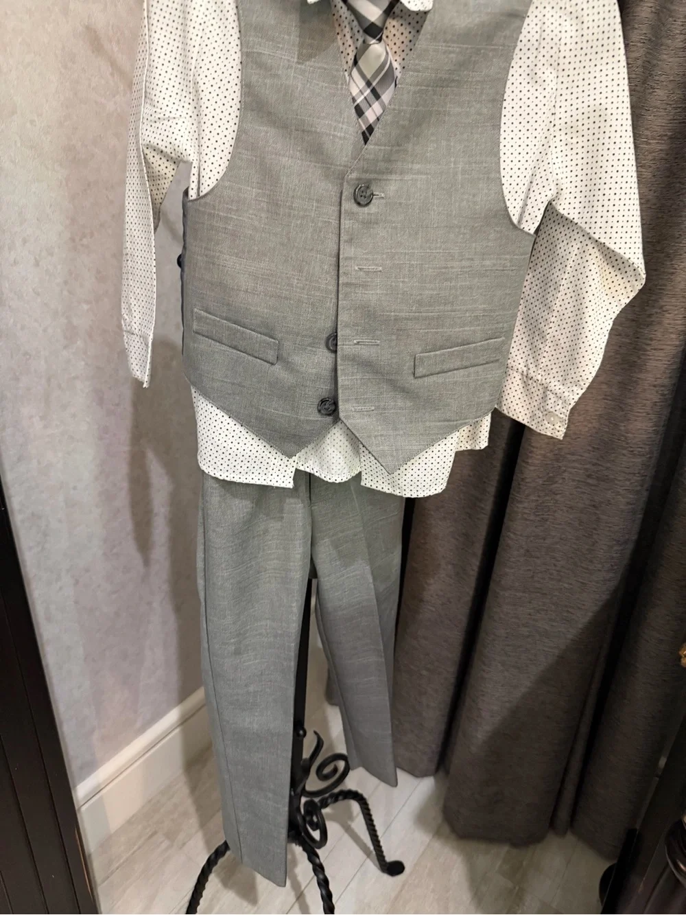 Van Heusen Boys' 4-piece Formal Suit Set, Vest, Pants, Dress Shirt, & Tie size 4